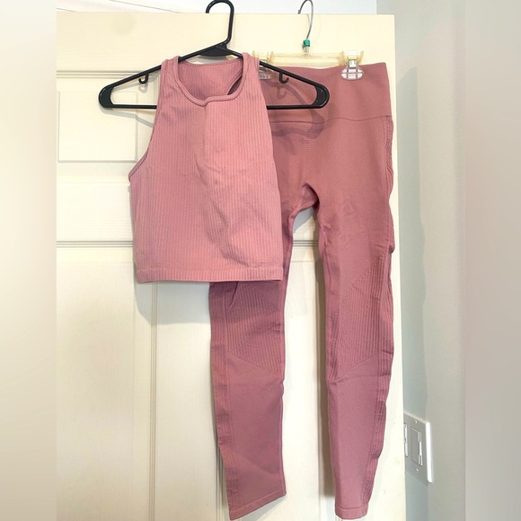 Fabletics Workout Set - Picture 1 of 2